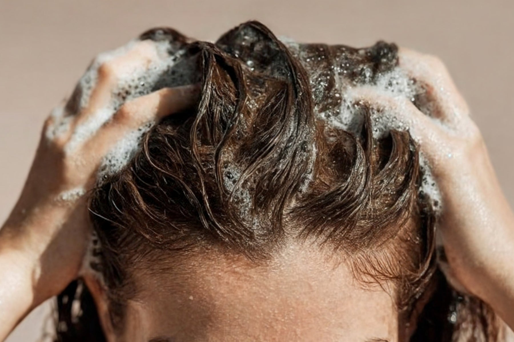 Lavado capilar centrado en el cuero cabelludo, no solo en el cabello
