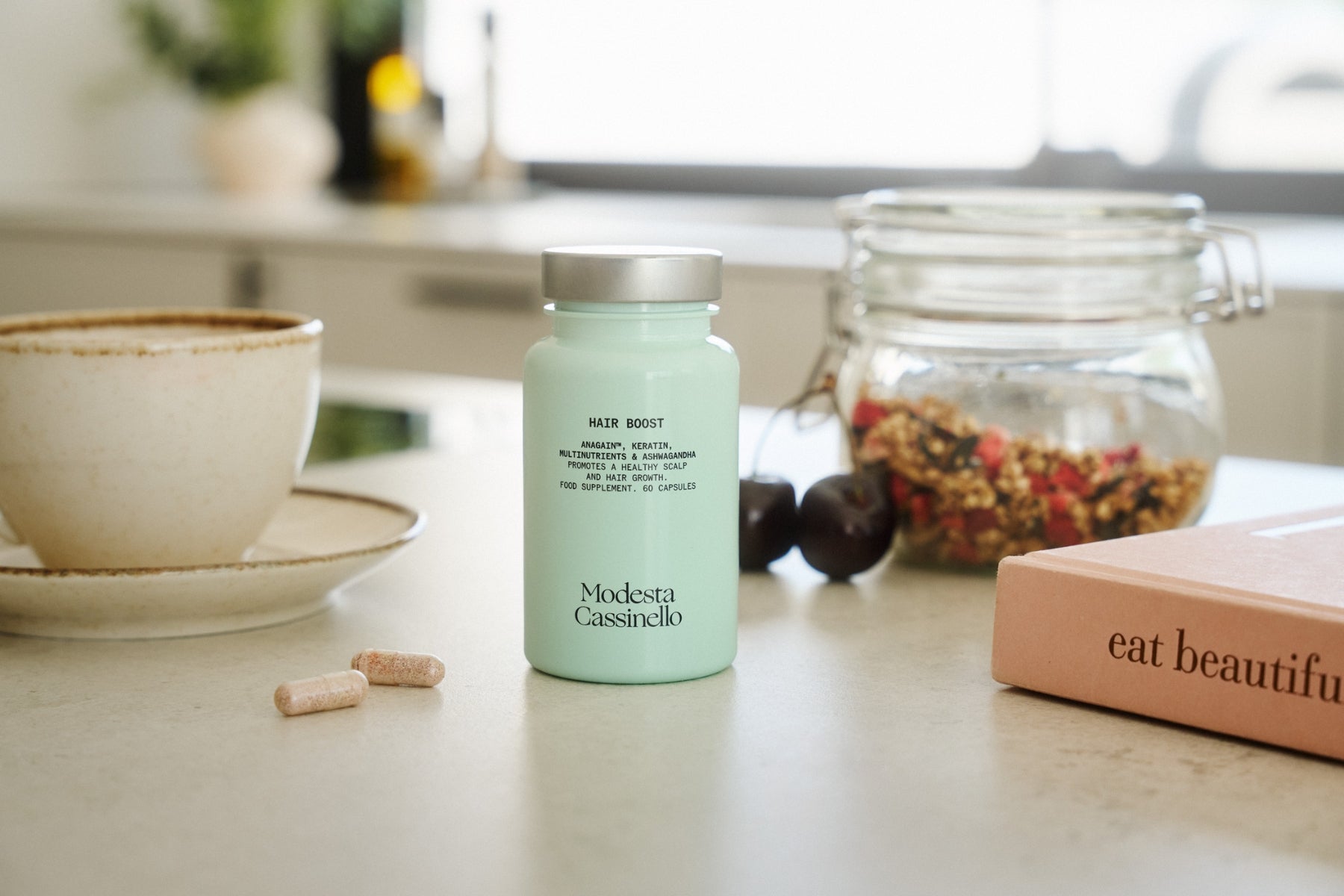 Un desayuno con café, granola, fruta y Hair Boost el complemento alimenticio para el cuidado del cabello