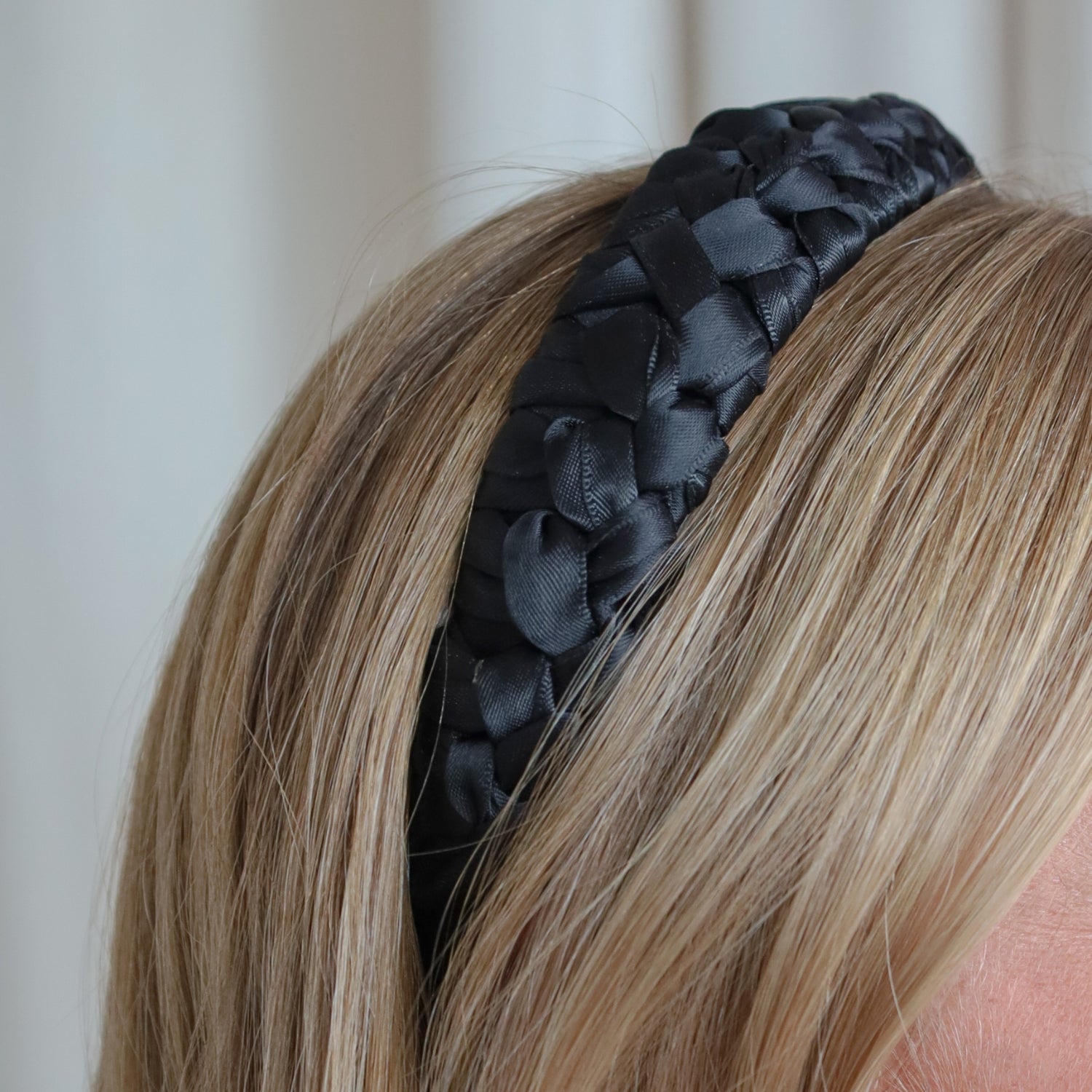 Diadema para el cabello de Modesta Cassinello, ideales para complementar tu estilo.