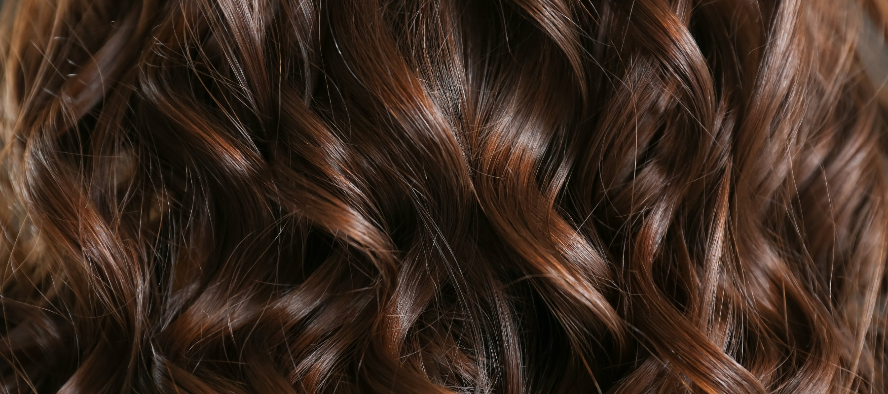 Cabello rizado perfectamente definido, mostrando productos adecuados para este tipo de cabello.