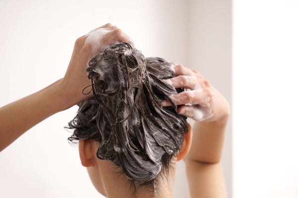 ¿Cómo realizar una limpieza profunda sin dañar tu cabello?