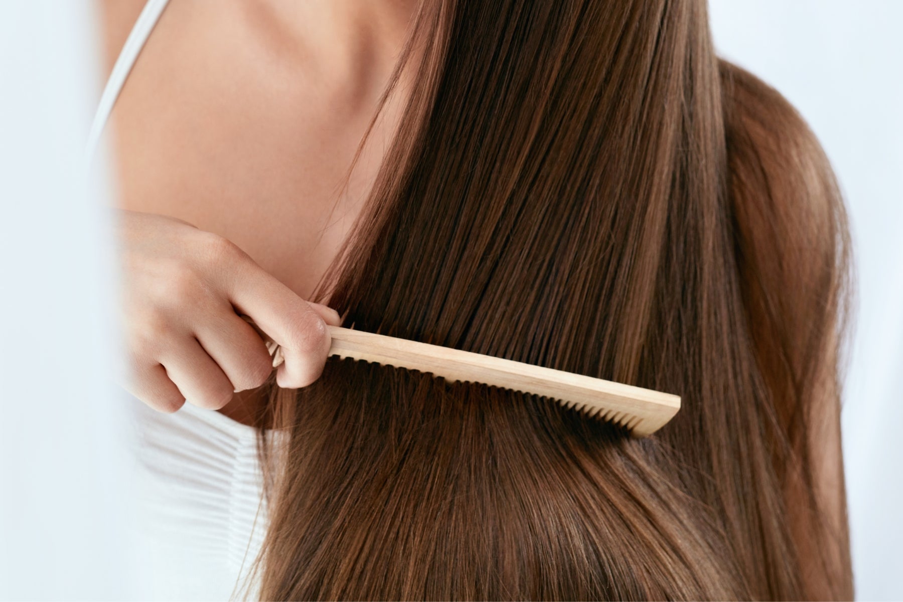 Errores Comunes que Aceleran el Envejecimiento del Cabello y Cómo Evitarlos