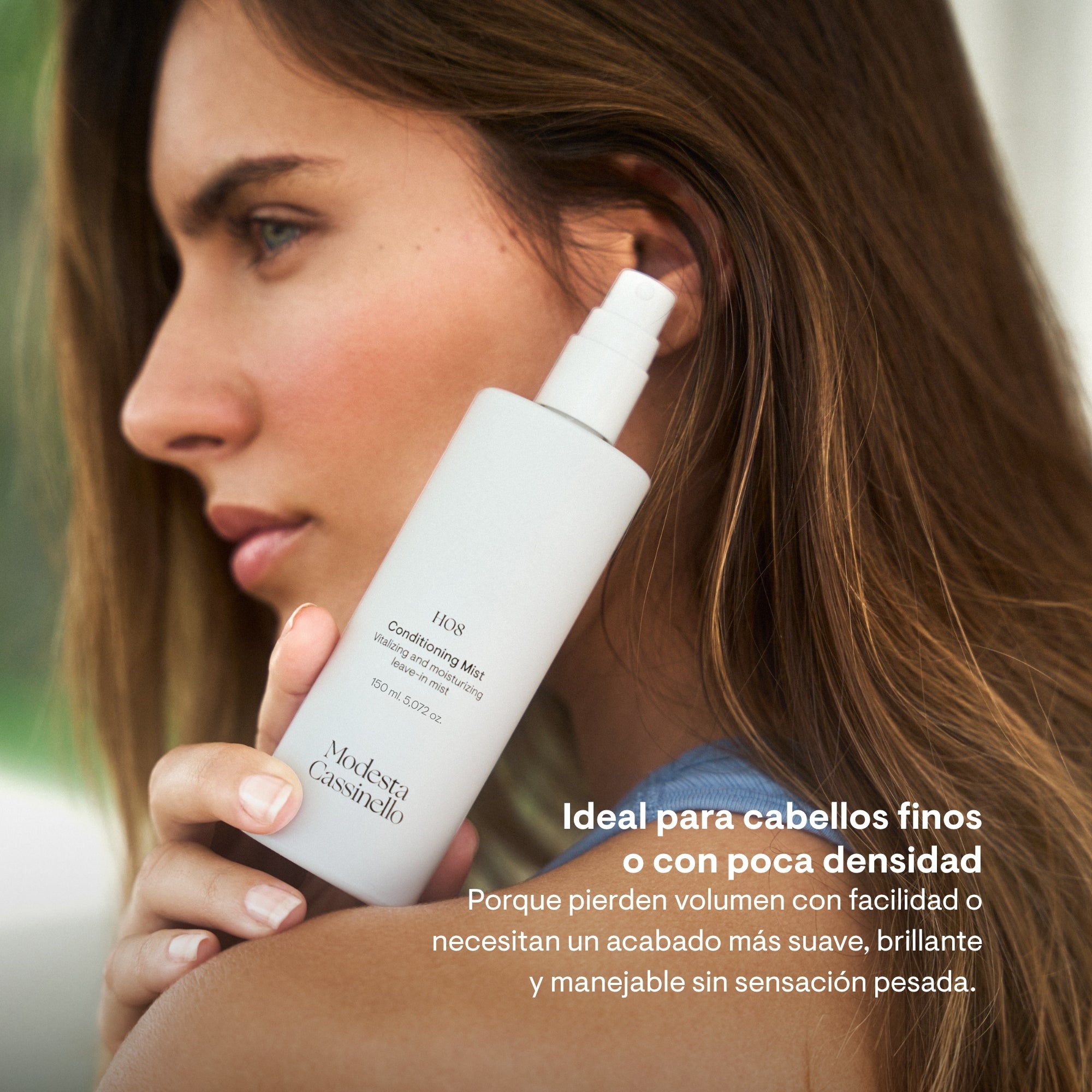 Chica con cabello fino sosteniendo la bruma acondicionadora H08 de Modesta Cassinello, ideal para cabellos finos o con poca densidad que necesitan un acabado suave, brillante y manejable sin pesadez