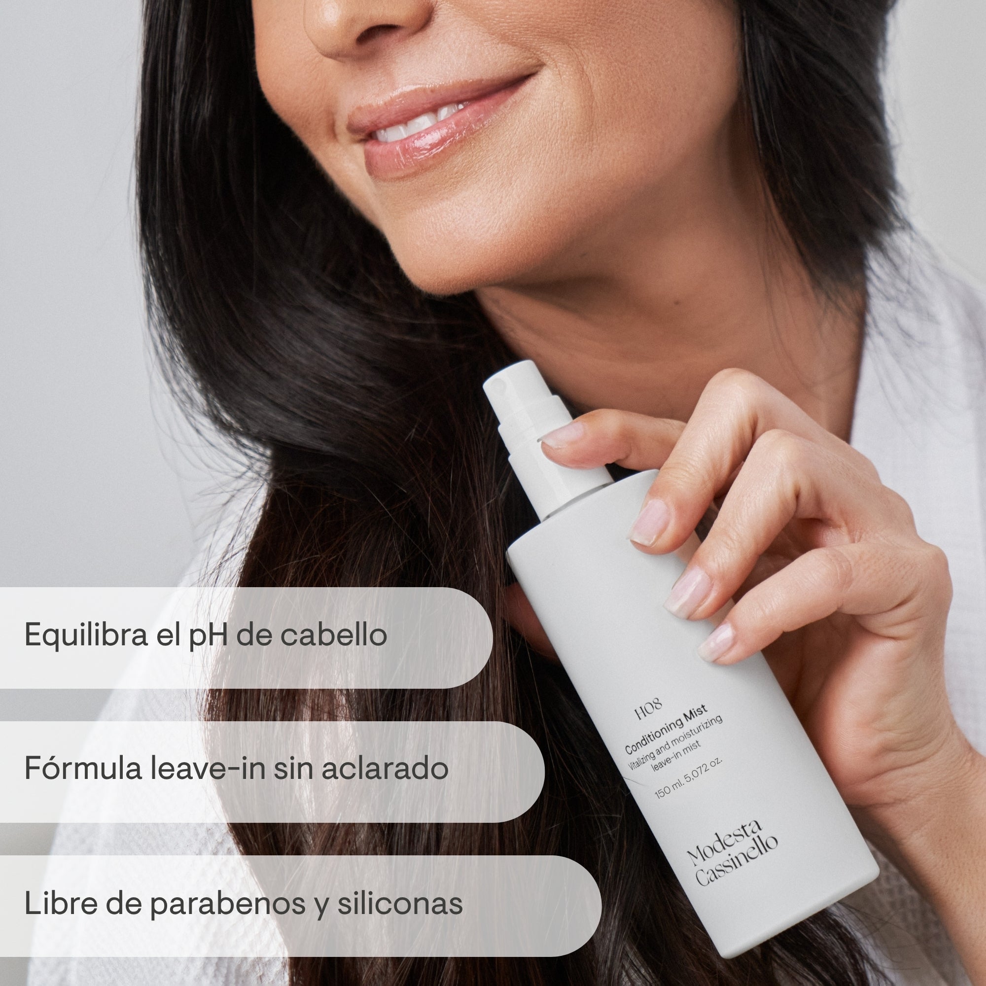 Chica sosteniendo la bruma acondicionadora leave-in H08 de Modesta Cassinello, equilibra el pH del cabello, sin parabenos ni siliconas