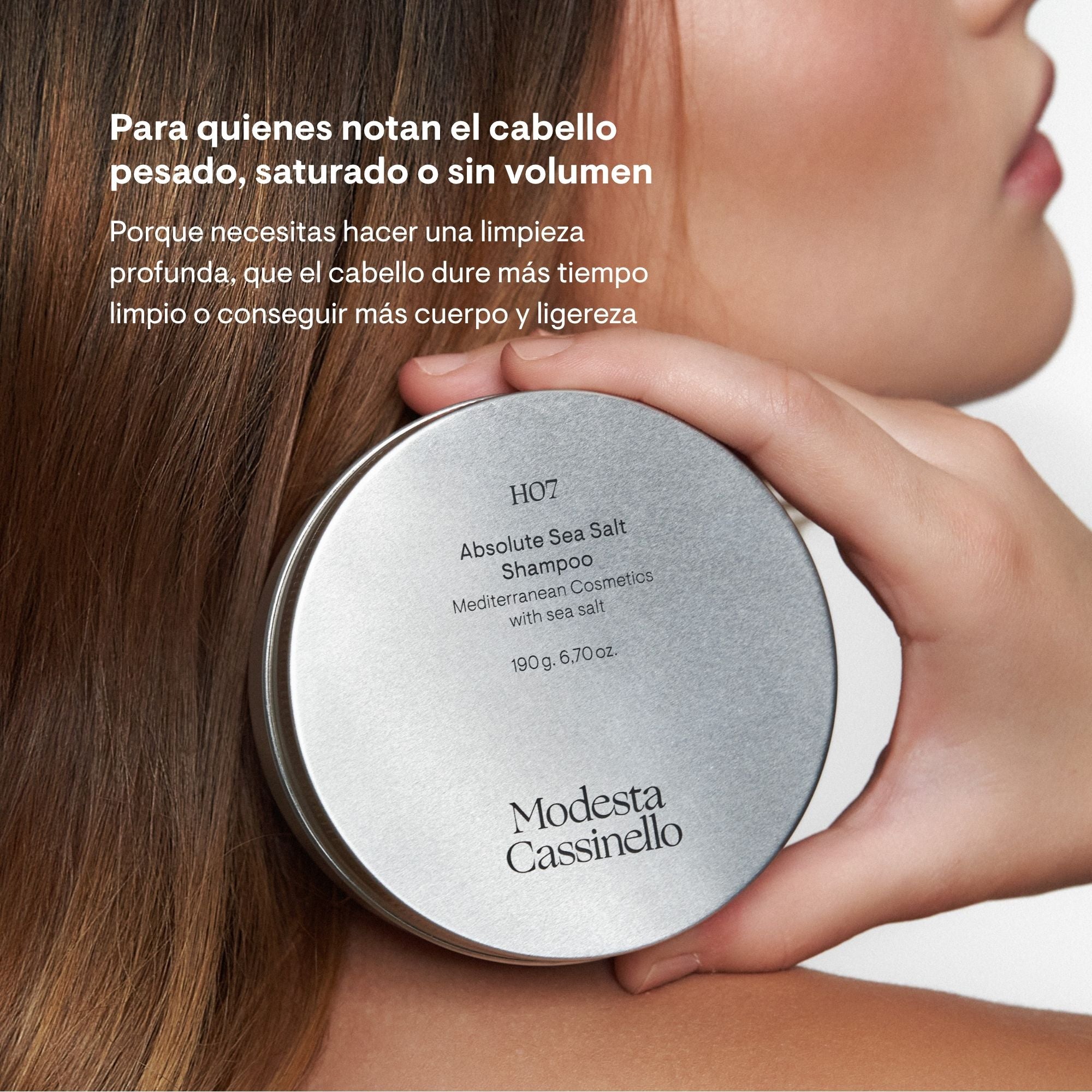 Mujer sujetando la lata del champú de sal marina H07 de Modesta Cassinello, ideal para cabello pesado, saturado o sin volumen que necesita limpieza profunda